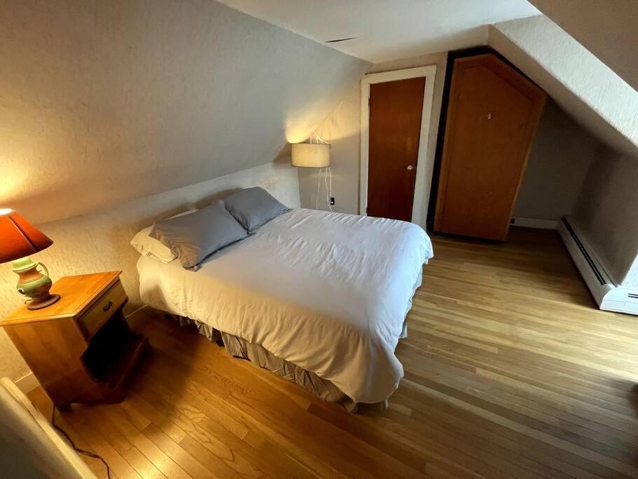 Cute 6-Bedroom Getaway In The Heart Of Літтлтон Екстер'єр фото
