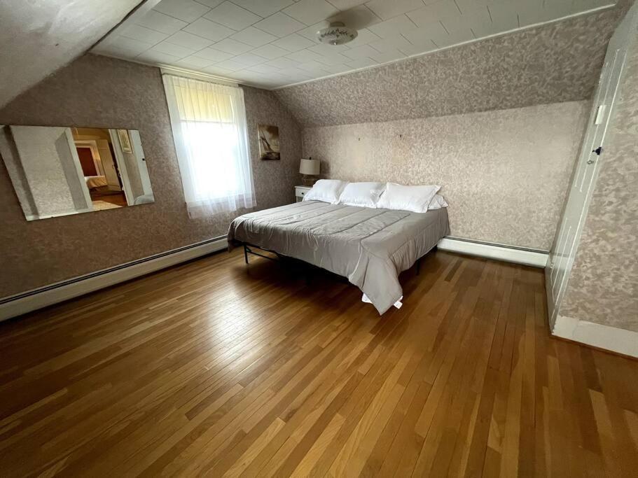 Cute 6-Bedroom Getaway In The Heart Of Літтлтон Екстер'єр фото