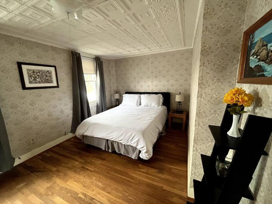 Cute 6-Bedroom Getaway In The Heart Of Літтлтон Екстер'єр фото